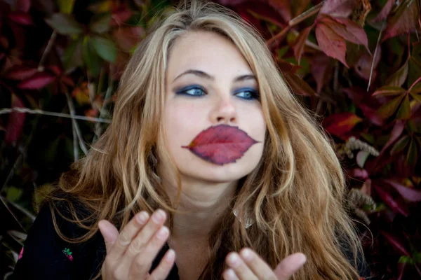 Giovane ragazza vestita in una strega caduta Halloween — Foto Stock