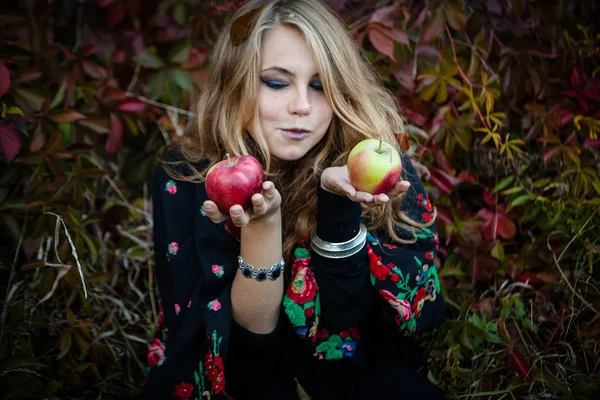 Junges Mädchen in einer Herbst-Halloween-Hexe gekleidet — Stockfoto