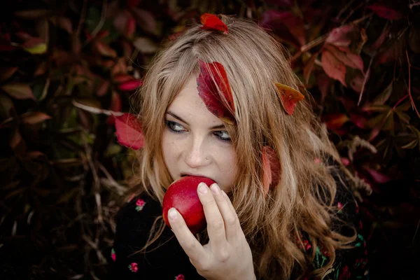 Junges Mädchen in einer Herbst-Halloween-Hexe gekleidet — Stockfoto