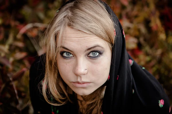 Junges Mädchen in einer Herbst-Halloween-Hexe gekleidet — Stockfoto