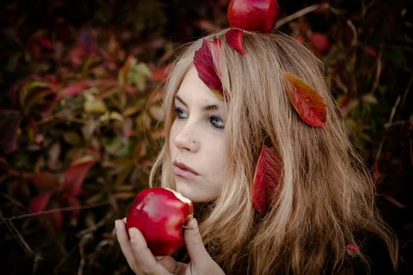 Höstens porträtt av vacker flicka. Röda blad. Höstfärger — Stockfoto