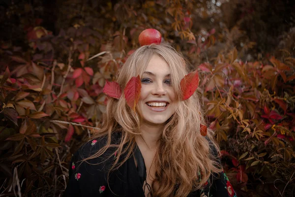 Осенний портрет красивой девушки. Красные листья. Осенние цвета — стоковое фото