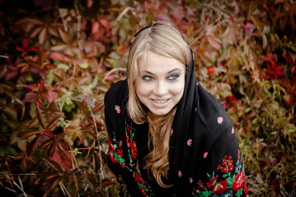 Herbst Porträt der schönen Mädchen. Rote Blätter. Herbstfarben — Stockfoto