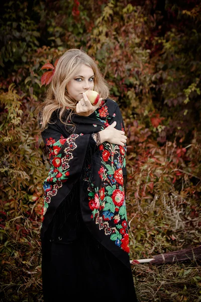 Осенний портрет красивой девушки. Красные листья. Осенние цвета — стоковое фото