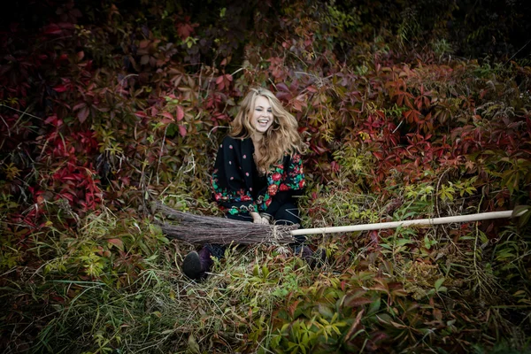 Jong meisje gekleed in een daling van de Halloween heks — Stockfoto