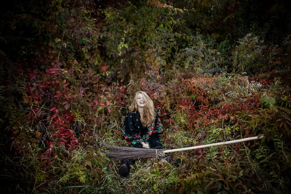 Jong meisje gekleed in een daling van de Halloween heks — Stockfoto