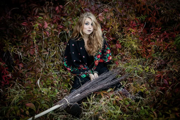Chica joven vestida con una bruja de Halloween de otoño —  Fotos de Stock