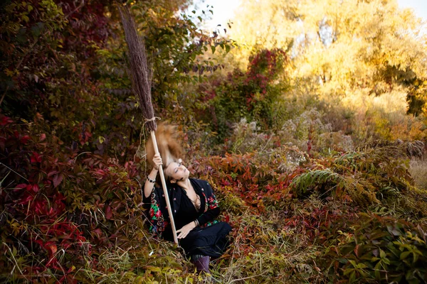 年轻的女孩穿着秋天万圣节女巫 — 图库照片