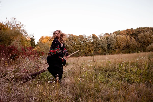 Herfst portret van mooi meisje. Rode bladeren. Herfst kleuren — Stockfoto