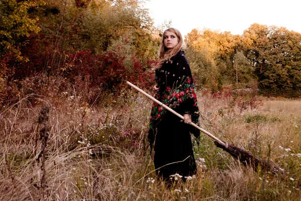 Jalá chica vestida en un otoño bruja de Halloween — Foto de Stock