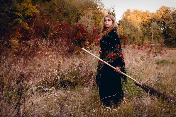 Oung menina vestida em uma queda bruxa de Halloween — Fotografia de Stock