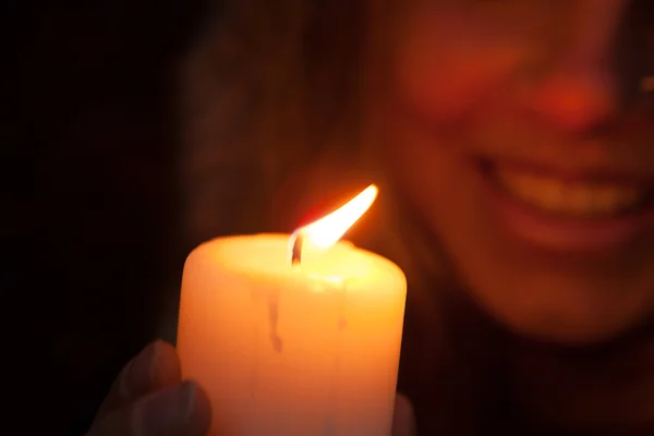 Młoda kobieta, patrząc na świeczkę — Zdjęcie stockowe