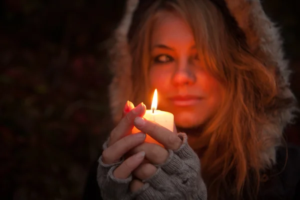 Giovane donna in cerca di una candela — Foto Stock