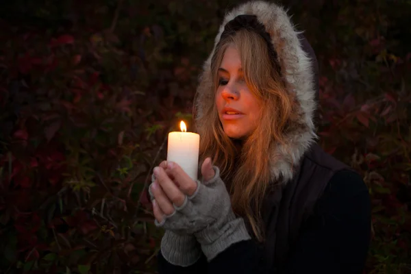 Jovem olhando para uma vela — Fotografia de Stock