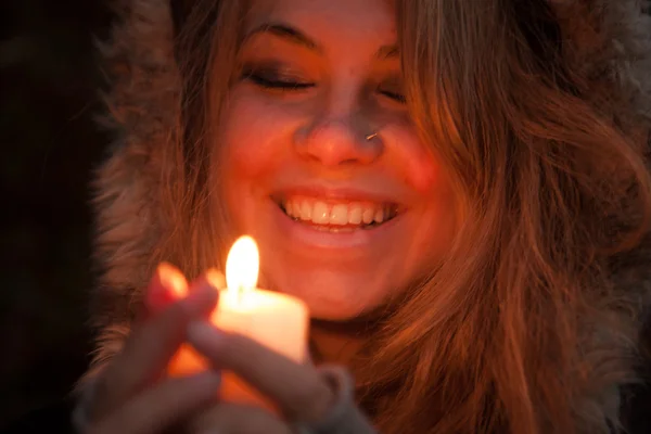 Jovem olhando para uma vela — Fotografia de Stock