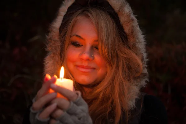 期待着一支蜡烛的年轻女子 — 图库照片