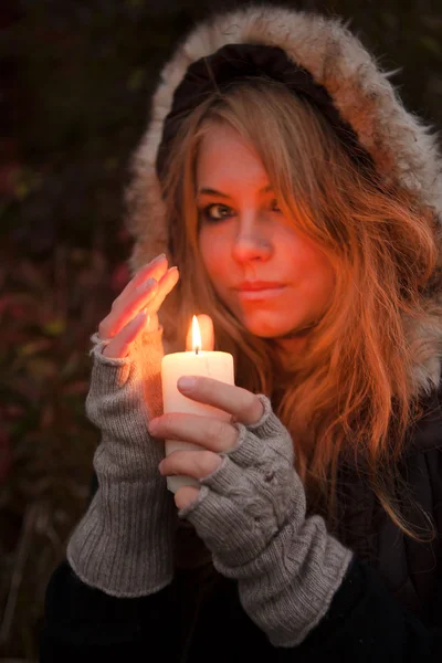 Νεαρή γυναίκα που ψάχνει για ένα κερί — Φωτογραφία Αρχείου