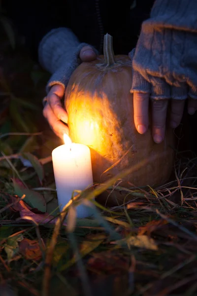 Abóboras de Halloween em pedras em uma floresta à noite — Fotografia de Stock