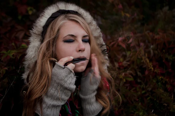 Mooi meisje sjamaan speelt de Joden harp — Stockfoto