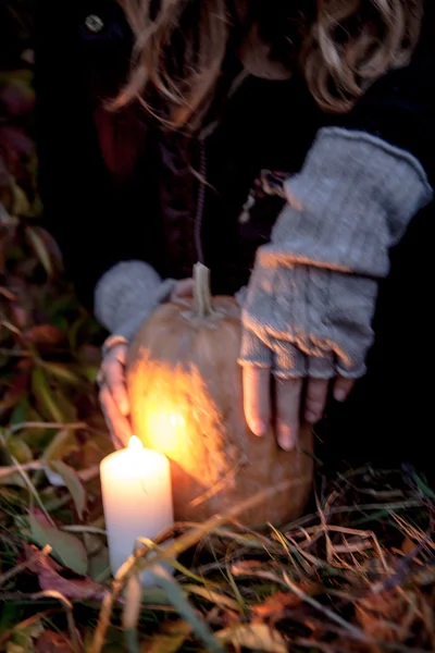 Halloween pompoenen op rotsen in een bos bij nacht — Stockfoto