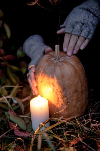 Halloween pompoenen op rotsen in een bos bij nacht — Stockfoto