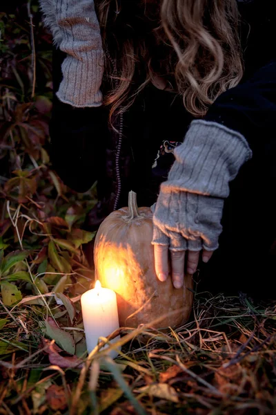 Halloween pompoenen op rotsen in een bos bij nacht — Stockfoto