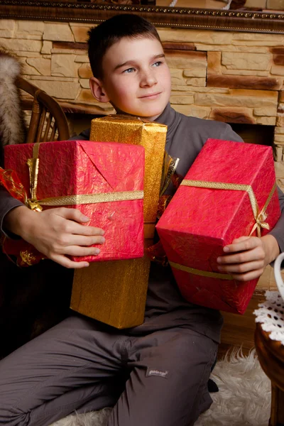 Portret van schattige jongen met giftboxes — Stockfoto