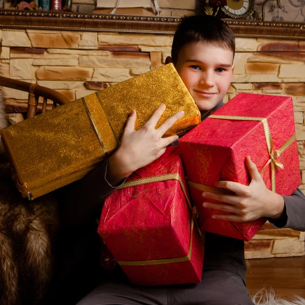 Retrato de niño adorable con cajas de regalo — Foto de Stock