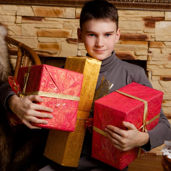 Portret van schattige jongen met giftboxes — Stockfoto