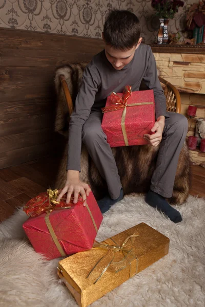 Portret van schattige jongen met giftboxes — Stockfoto