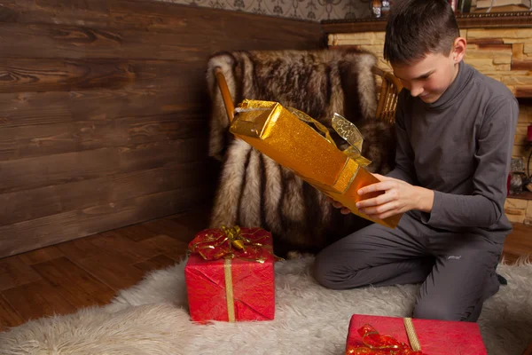 Kinderen met kerstcadeaus — Stockfoto