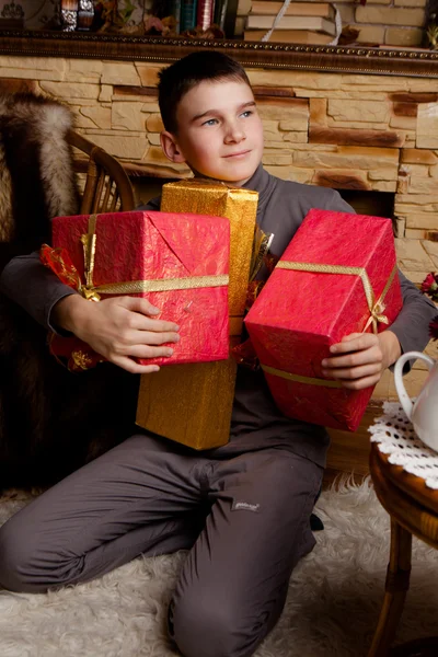 Niños con regalos de Navidad — Foto de Stock