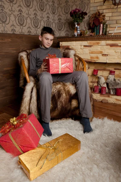 Kids with christmas presents — Stock Photo, Image