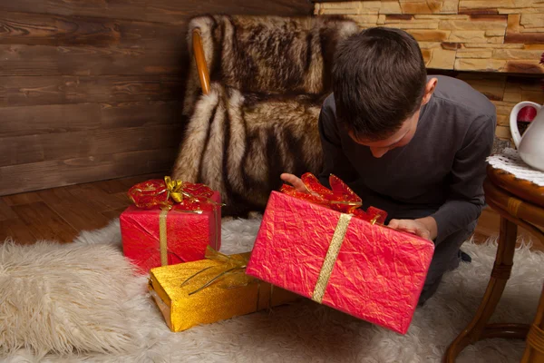 Retrato de niño adorable con cajas de regalo — Foto de Stock