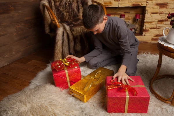 Retrato de niño adorable con cajas de regalo — Foto de Stock