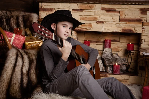 Beau garçon heureux joue sur la guitare acoustique — Photo