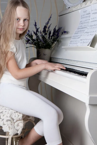 Gelukkig blond meisje — Stockfoto