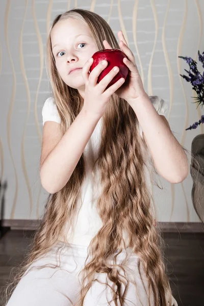 Schöne kleine Mädchen — Stockfoto