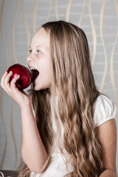 Счастливая симпатичная девушка с красным яблоком — стоковое фото