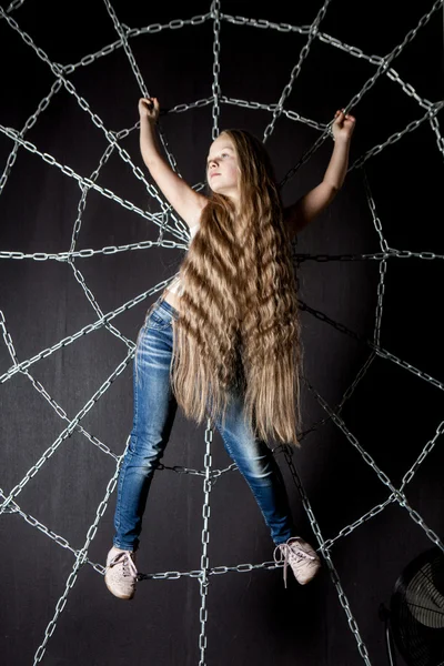 Hübsches blondes Mädchen mit langen Haaren — Stockfoto