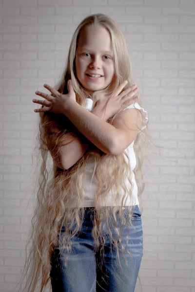 Menina bonita com cabelo loiro longo — Fotografia de Stock