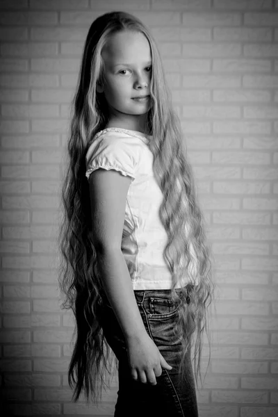 Bella bambina con lunghi capelli biondi — Foto Stock