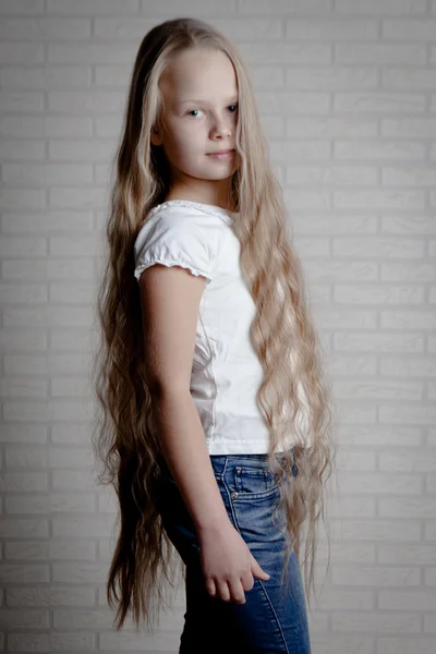 Красива маленька дівчинка з довгим світлим волоссям — стокове фото