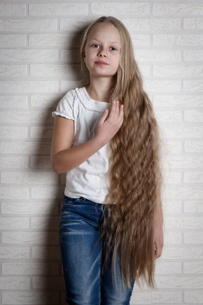 Bella bambina con lunghi capelli biondi — Foto Stock