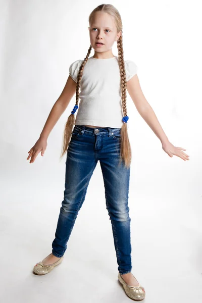 Красивая маленькая девочка с длинными светлыми волосами — стоковое фото