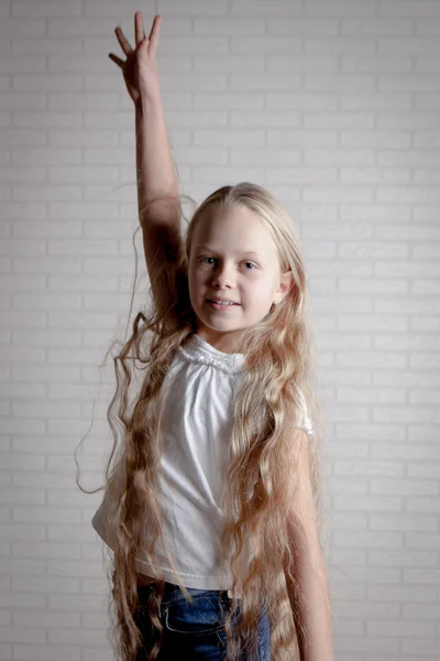 Bella bambina con lunghi capelli biondi — Foto Stock