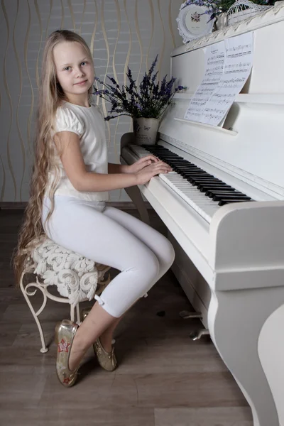 Mooi meisje met lange blonde haren — Stockfoto