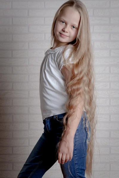 Menina bonita com cabelo loiro longo — Fotografia de Stock