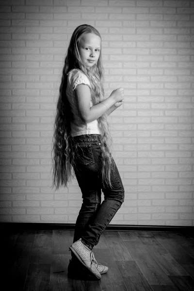 Schönes kleines Mädchen mit langen blonden Haaren — Stockfoto