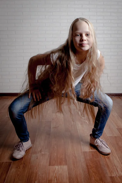 Schönes kleines Mädchen mit langen blonden Haaren — Stockfoto